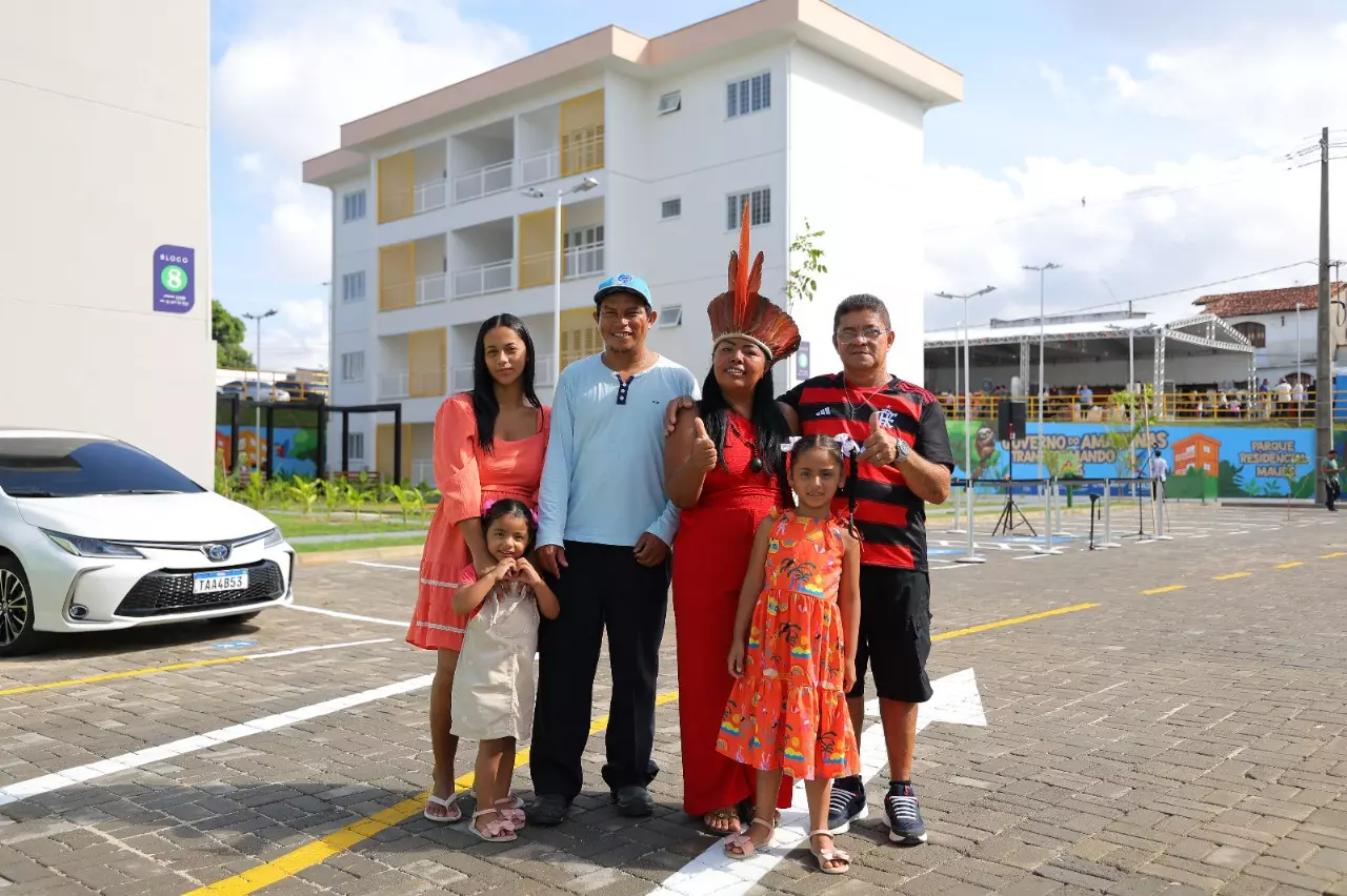 Wilson Lima entrega novo residencial do Prosamin+ para famílias que viviam em áreas de risco